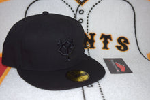Load image into Gallery viewer, NPB New Era Yomiuri Giants Black on Black Fitted 59Fifty